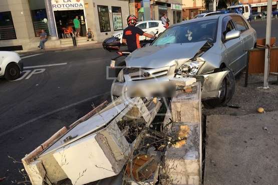 Un mujer herida leve en la colisión de dos vehículos en La Barranquera-Telde (Foto TA)